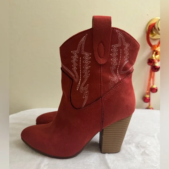 Code West red faux-suede Western ankle boots. Size 6.5 - Picture 9 of 16